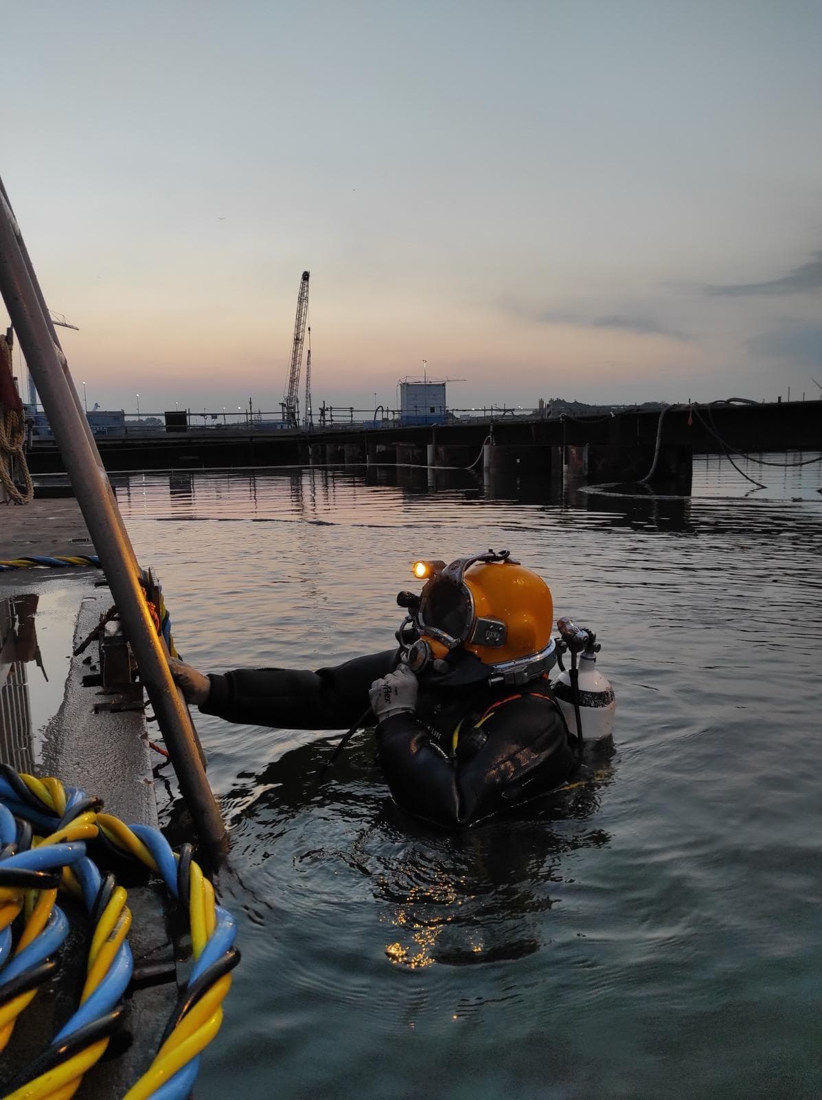 Buceador profesional TSL Diving en puerto